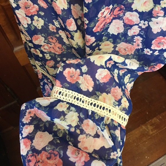 Living Doll floral ls semi sheer top. Size s. - Picture 6 of 7